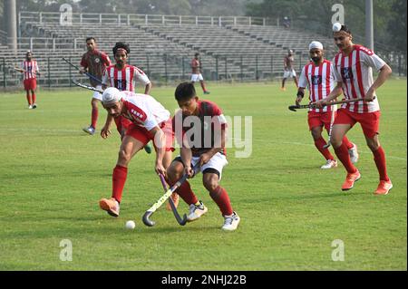 Indien. 21. Februar 2023. Action von Hockeyspielern zwischen dem Mohun Bagan Athletic Club und dem Punjan Sports Club in der Calcutta Hockey League, 2023 in Kolkata. (Foto: Suraranjan Nandi/Pacific Press) Kredit: Pacific Press Media Production Corp./Alamy Live News Stockfoto