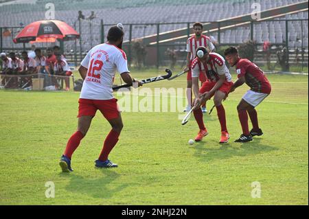 Indien. 21. Februar 2023. Action von Hockeyspielern zwischen dem Mohun Bagan Athletic Club und dem Punjan Sports Club in der Calcutta Hockey League, 2023 in Kolkata. (Foto: Suraranjan Nandi/Pacific Press) Kredit: Pacific Press Media Production Corp./Alamy Live News Stockfoto
