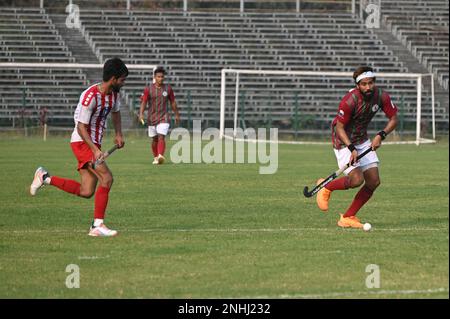 Indien. 21. Februar 2023. Action der Hockeyspieler in der Calcutta Hockey League, 2023 in Kalkutta. (Foto: Suraranjan Nandi/Pacific Press) Kredit: Pacific Press Media Production Corp./Alamy Live News Stockfoto