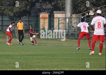 Indien. 21. Februar 2023. Action von Hockeyspielern zwischen dem Mohun Bagan Athletic Club und dem Punjan Sports Club in der Calcutta Hockey League, 2023 in Kolkata. (Foto: Suraranjan Nandi/Pacific Press) Kredit: Pacific Press Media Production Corp./Alamy Live News Stockfoto
