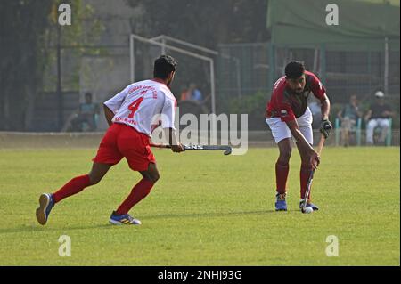 Indien. 21. Februar 2023. Action von Hockeyspielern zwischen dem Mohun Bagan Athletic Club und dem Punjan Sports Club in der Calcutta Hockey League, 2023 in Kolkata. (Kreditbild: © Suraranjan Nandi/Pacific Press via ZUMA Press Wire) NUR REDAKTIONELLE VERWENDUNG! Nicht für den kommerziellen GEBRAUCH! Stockfoto