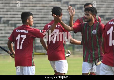 Indien. 21. Februar 2023. Action der Mohun-Bagan-Hockeyspieler nach dem Tor in der Kalkutta-Hockeyliga 2023 in Kalkutta. (Kreditbild: © Suraranjan Nandi/Pacific Press via ZUMA Press Wire) NUR REDAKTIONELLE VERWENDUNG! Nicht für den kommerziellen GEBRAUCH! Stockfoto
