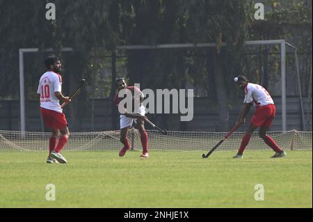 Indien. 21. Februar 2023. Action von Hockeyspielern zwischen dem Mohun Bagan Athletic Club und dem Punjan Sports Club in der Calcutta Hockey League, 2023 in Kolkata. (Kreditbild: © Suraranjan Nandi/Pacific Press via ZUMA Press Wire) NUR REDAKTIONELLE VERWENDUNG! Nicht für den kommerziellen GEBRAUCH! Stockfoto
