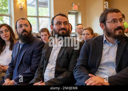 Freunde und Familienmitglieder nehmen an der Preisverleihung der USA Teil Army Air Corps 1., LT. Gerald Teldon, pensioniert, in Anerkennung seines ehrenvollen Dienstes als Pilot am 29. Juli 2022, im Chabad Center for Jewish Life and Learning, San Antonio, Texas. Teldon, 1924 in Bronx, New York, geboren, trat 1944 dem Militär bei. Er absolvierte 62 Missionen während des Zweiten Weltkriegs und des Koreakrieges. Leutnant Andrew Stein, Kommandant der 502. Einsatzstaffel, war der vorsitzende Offizier. Teldon erhält folgende Auszeichnungen: Die Luftmedaille, die amerikanische Kampagnenmedaille und die europäische – afrikanische – Nahost-Kampagnenmedaille Stockfoto