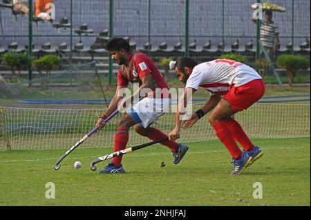 Indien. 21. Februar 2023. Action von Hockeyspielern zwischen dem Mohun Bagan Athletic Club und dem Punjan Sports Club in der Calcutta Hockey League, 2023 in Kolkata. (Kreditbild: © Suraranjan Nandi/Pacific Press via ZUMA Press Wire) NUR REDAKTIONELLE VERWENDUNG! Nicht für den kommerziellen GEBRAUCH! Stockfoto