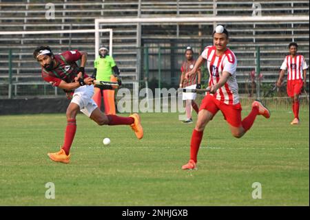 Indien. 21. Februar 2023. Action von Hockeyspielern zwischen dem Mohun Bagan Athletic Club und dem Punjan Sports Club in der Calcutta Hockey League, 2023 in Kolkata. (Kreditbild: © Suraranjan Nandi/Pacific Press via ZUMA Press Wire) NUR REDAKTIONELLE VERWENDUNG! Nicht für den kommerziellen GEBRAUCH! Stockfoto