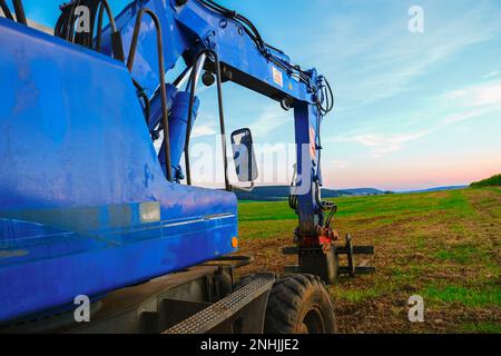 Ausrüstung zur Rohrverlegung und Kommunikation. Baumaschinen im Feld. Rohrverlegung. Stockfoto