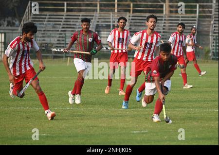 Indien. 21. Februar 2023. Action von Hockeyspielern zwischen dem Mohun Bagan Athletic Club und dem Punjan Sports Club in der Calcutta Hockey League, 2023 in Kolkata. (Kreditbild: © Suraranjan Nandi/Pacific Press via ZUMA Press Wire) NUR REDAKTIONELLE VERWENDUNG! Nicht für den kommerziellen GEBRAUCH! Stockfoto