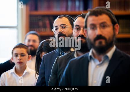 Freunde und Familienmitglieder nehmen an der Preisverleihung der USA Teil Army Air Corps 1., LT. Gerald Teldon, pensioniert, in Anerkennung seines ehrenvollen Dienstes als Pilot am 29. Juli 2022, im Chabad Center for Jewish Life and Learning, San Antonio, Texas. Teldon, 1924 in Bronx, New York, geboren, trat 1944 dem Militär bei. Er absolvierte 62 Missionen während des Zweiten Weltkriegs und des Koreakrieges. Leutnant Andrew Stein, Kommandant der 502. Einsatzstaffel, war der vorsitzende Offizier. Teldon erhält folgende Auszeichnungen: Die Luftmedaille, die amerikanische Kampagnenmedaille und die europäische – afrikanische – Nahost-Kampagnenmedaille Stockfoto