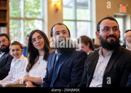 Freunde und Familienmitglieder nehmen an der Preisverleihung der USA Teil Army Air Corps 1., LT. Gerald Teldon, pensioniert, in Anerkennung seines ehrenvollen Dienstes als Pilot am 29. Juli 2022, im Chabad Center for Jewish Life and Learning, San Antonio, Texas. Teldon, 1924 in Bronx, New York, geboren, trat 1944 dem Militär bei. Er absolvierte 62 Missionen während des Zweiten Weltkriegs und des Koreakrieges. Leutnant Andrew Stein, Kommandant der 502. Einsatzstaffel, war der vorsitzende Offizier. Teldon erhält folgende Auszeichnungen: Die Luftmedaille, die amerikanische Kampagnenmedaille und die europäische – afrikanische – Nahost-Kampagnenmedaille Stockfoto