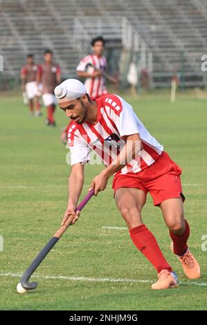 Indien. 21. Februar 2023. Aktion des Hockeyspielers des Punjab Sports Club in der Calcutta Hockey League, 2023 in Kalkutta. (Kreditbild: © Suraranjan Nandi/Pacific Press via ZUMA Press Wire) NUR REDAKTIONELLE VERWENDUNG! Nicht für den kommerziellen GEBRAUCH! Stockfoto