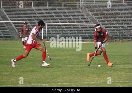 Indien. 21. Februar 2023. Action der Hockeyspieler in der Calcutta Hockey League, 2023 in Kalkutta. (Kreditbild: © Suraranjan Nandi/Pacific Press via ZUMA Press Wire) NUR REDAKTIONELLE VERWENDUNG! Nicht für den kommerziellen GEBRAUCH! Stockfoto
