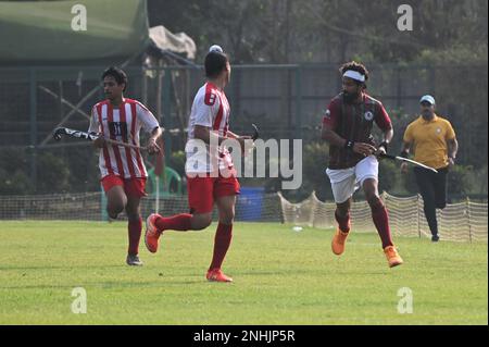 Indien. 21. Februar 2023. Action von Hockeyspielern zwischen dem Mohun Bagan Athletic Club und dem Punjan Sports Club in der Calcutta Hockey League, 2023 in Kolkata. (Kreditbild: © Suraranjan Nandi/Pacific Press via ZUMA Press Wire) NUR REDAKTIONELLE VERWENDUNG! Nicht für den kommerziellen GEBRAUCH! Stockfoto