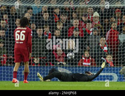 Liverpool. 22. Februar 2023. Alisson Becker, Torwart von Liverpool, reagiert, nachdem Real Madrid während der 1.-teiligen UEFA Champions League-Runde des Fußballspiels 16 zwischen Liverpool und Real Madrid am 21. Februar 2023 in Liverpool, Großbritannien, ihr viertes Tor geschossen hat. Kredit: Xinhua/Alamy Live News Stockfoto