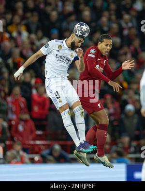 Liverpool. 22. Februar 2023. Real Madrids Karim Benzema (L)-Herausforderungen für einen Header mit Virgil van Dijk von Liverpool während der 1.-teiligen UEFA Champions League-Runde des 16-Fußballspiels zwischen Liverpool und Real Madrid in Liverpool, Großbritannien, am 21. Februar 2023. Kredit: Xinhua/Alamy Live News Stockfoto