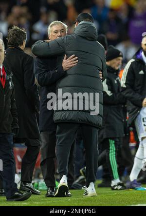 Liverpool. 22. Februar 2023. Real Madrids Cheftrainer Carlo Ancelotti (L) begrüßt Liverpools Cheftrainer Jurgen Klopp nach der 1. Etappe der UEFA Champions League-Runde von 16 Fußballspiel zwischen Liverpool und Real Madrid in Liverpool, Großbritannien, am 21. Februar 2023. Kredit: Xinhua/Alamy Live News Stockfoto