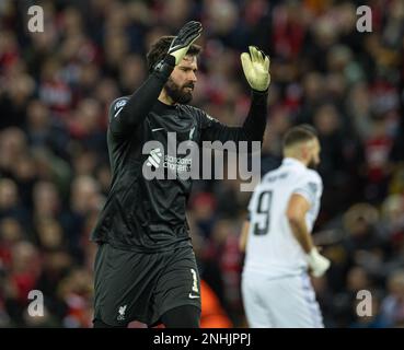 Liverpool. 22. Februar 2023. Alisson Becker, Torwart von Liverpool, sieht während der 1.-teiligen UEFA Champions League-Runde des 16. Fußballspiels zwischen Liverpool und Real Madrid am 21. Februar 2023 in Liverpool, Großbritannien, deprimiert aus. Kredit: Xinhua/Alamy Live News Stockfoto