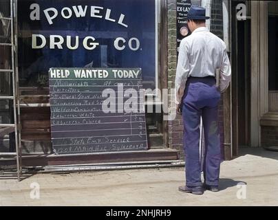 Ein Mann schaut auf Help Wanted Sign in Store Window, Main Street, Childersburg, Alabama, USA, Jack Delano, USA Office of war Information, Mai 1941 Stockfoto