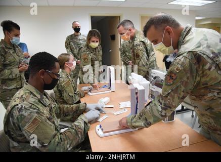 Mitglieder der 81. Medical Group bieten eine IV-Trainingspräsentation für Chief Master Sgt. Kathleen McCool, Second Air Force Command Chief, und Colonel Nicholas Dipoma, Second Air Force Vice Commander, während einer Tauchtour im Keesler Medical Center am Keesler Air Force Base, Mississippi, am 29. Juli 2022. Die Tour umfasste auch den Flugverkehrskontrollsimulator 334. Training Squadron und das klinische Forschungslabor der 81. Medical Group. Stockfoto