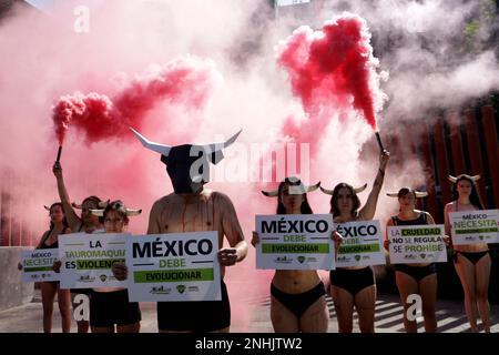 Mexiko-Stadt, Mexiko. 21. Februar 2023. Die Organisation Animal Heroes, die Gesetzgeber verklagt, Stierkämpfe in Mexiko zu verbieten, hält vor der Abgeordnetenkammer in Mexiko-Stadt einen Protest ab. (Kreditbild: © Autor/Eyepix via ZUMA Press Wire) NUR ZUR REDAKTIONELLEN VERWENDUNG! Nicht für den kommerziellen GEBRAUCH! Stockfoto