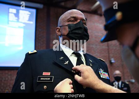 RICHMOND, Virginia (29. Juli 2022) Master Chief Petty Officer of the Navy (MCPON) Russell Smith legt Anker auf die Uniform des Generalstaatsanwalts 5 Phillip M. Brashear, Sohn des verstorbenen Master Master Master Diver Carl Brashear während seiner Ruhestandszeremonie nach 40 Jahren Dienst am Frank B. Lotts Conference Center Onboard Defense Supply Center in Richmond, Virginia am 29. Juli 2022. CW5 Brashear wurde vom Oberstleutnant der Navy, Russell Smith, wegen seines unerbittlichen Engagements für die US Navy zum Ehrenamt-Unteroffizier ernannt. Über das Cou Stockfoto