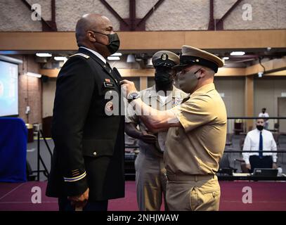 RICHMOND, Virginia (29. Juli 2022) Master Chief Petty Officer of the Navy (MCPON) Russell Smith legt Anker auf die Uniform des Generalstaatsanwalts 5 Phillip M. Brashear, Sohn des verstorbenen Master Master Master Diver Carl Brashear während seiner Ruhestandszeremonie nach 40 Jahren Dienst am Frank B. Lotts Conference Center Onboard Defense Supply Center in Richmond, Virginia am 29. Juli 2022. CW5 Brashear wurde vom Oberstleutnant der Navy, Russell Smith, wegen seines unerbittlichen Engagements für die US Navy zum Ehrenamt-Unteroffizier ernannt. Über das Cou Stockfoto