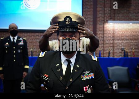 RICHMOND, Virginia (29. Juli 2022) Navy Reserve Force Master Chief (FORCM) Tracy Hunt verdeckt den Oberbefehlshaber der Armee 5 Phillip M. Brashear, Sohn des verstorbenen Obermeisters Diver Carl Brashear während seiner Ernennung zum Obersten Petty Officer der Marine. Die Ernennung erfolgte im Zusammenhang mit der Ruhestandszeremonie von CW5 Brashear zur Feier seines 40-jährigen Militärdienstes im Frank B. Lotts Conference Center Onboard Defense Supply Center in Richmond, Virginia, am 29. Juli 2022. CW5 Brashear wurde zum Ehrenamt der Navy ernannt Stockfoto