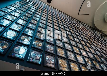 Im Souvenirladen des Country Music Hall of Fame Museum im Zentrum von Nashville, Tennessee, USA, hängen Gold- und Silberplatten an einer Wand Stockfoto