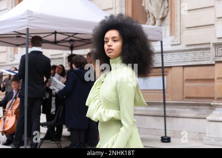 LONDON, ENGLAND: EDELINE LEE Präsentation in Mayfair. Models und Tänzer, die mit Passanten interagieren, unterstützt von Live-Musikern. 21. Februar 2023 London, Vereinigtes Königreich. Alla Bogdanovic/Alamy Live News Stockfoto