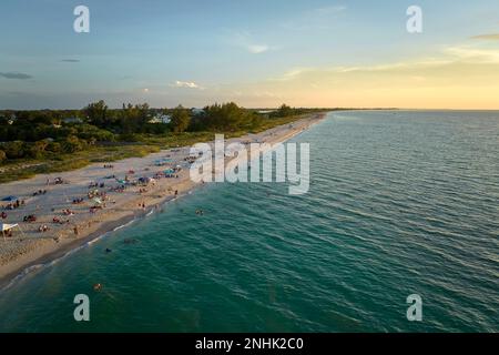 Nokomis Beach mit weichem weißem Sand im Sarasota County, USA. Viele Leute genießen die Urlaubszeit, baden in warmem Golf Wasser und bräunen sich unter heißem Florida Stockfoto