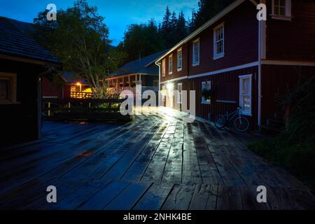 Telegraph Cove Boardwalk Am Abend. Der historische Telegraph Cove Boardwalk in der Abenddämmerung auf der nördlichen Vancouver Island. Ein beliebtes Reiseziel. Briti Stockfoto