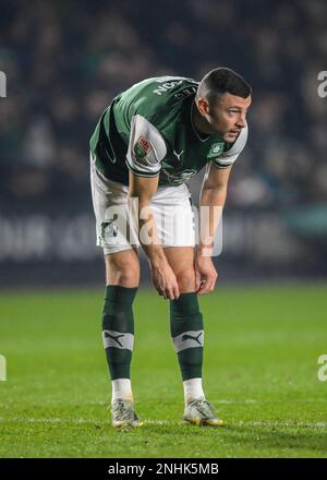 Plymouth, Großbritannien. 21. Februar 2023. Plymouth Argyle Verteidiger James Wilson (5) während des Papa John's Trophy Spiels Plymouth Argyle vs Cheltenham Town at Home Park, Plymouth, Vereinigtes Königreich, 21. Februar 2023 (Foto von Stanley Kasala/News Images) in Plymouth, Vereinigtes Königreich, 2/21/2023. (Foto: Stanley Kasala/News Images/Sipa USA) Guthaben: SIPA USA/Alamy Live News Stockfoto