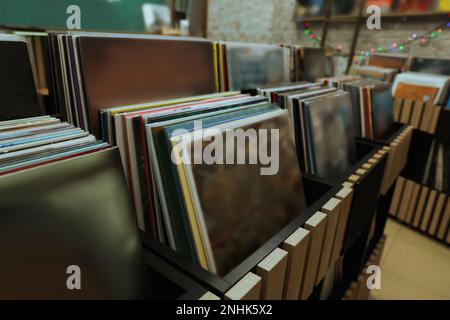 Rack mit verschiedenen Vinylplatten im Lager Stockfoto