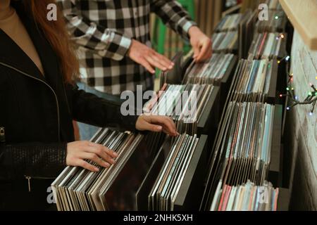 Leute, die Schallplatten im Laden aussuchen, schließen Stockfoto