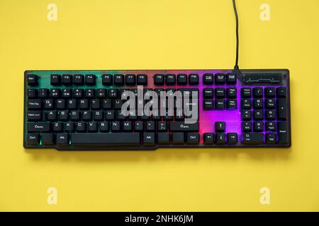 Moderne RGB-Tastatur auf gelbem Hintergrund, Draufsicht Stockfoto