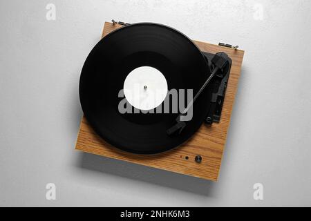 Plattenspieler mit Vinylplatte auf weißem Hintergrund, Draufsicht Stockfoto