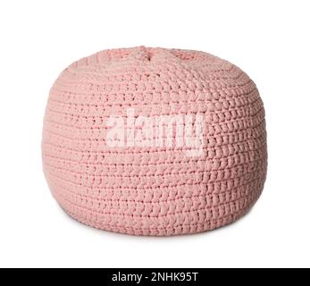 Stylischer, pinkfarbener Strickpouf isoliert auf Weiß Stockfoto