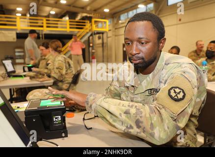 Soldaten trainieren im Rahmen der Übung Pershing Strike 2022 im Camp Shelby Joint Forces Training Center, Mississippi, 29. Juli 2022. Stockfoto