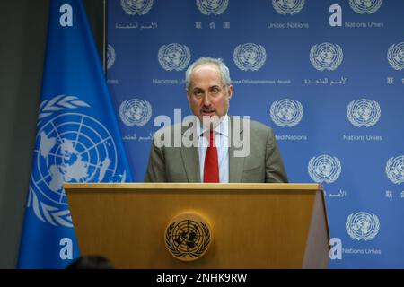 New York, Estados Unidos. 21. Februar 2023. Stéphane Dujarric, Sprecherin des Generalsekretärs der Vereinten Nationen, António Guterres, spricht mit Ghada Eltahir Mudawi, Stellvertretende Direktorin der Abteilung Operationen und Verteidigung, Amt für die Koordinierung humanitärer Angelegenheiten (OCHA), die aus der Ferne von Gaziantep aus berichten wird; Die Türkei über die humanitäre Lage in der Türkei und in Syrien nach dem Erdbeben am UN-Hauptquartier in New York am Dienstag. Gut, 21. (Foto: William Volcov) Kredit: Brazil Photo Press/Alamy Live News Stockfoto