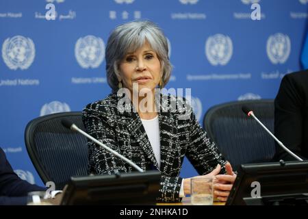 New York, Estados Unidos. 21. Februar 2023. NOVA YORK, EUA, 21.02.2023 - Nações-UNIDAS - Hervé Berville, Secretário de Estado para o Mar da República da Franca, Jane Fonda, Atriz e ativista e Laura Meller, Oceans Campaigner e Polar Advisor do Greenpeace Nordic falam com a imprensa sobre as expected ativas para o novo Tratado de Alto Mar na sede das Nações Unidas ONU em Nova York nesta terca-feira, 21. (Foto: William Volcov/Brazil Photo Press/Folhapress) Kredit: Brazil Photo Press/Alamy Live News Stockfoto