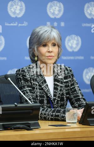 New York, Estados Unidos. 21. Februar 2023. Jane Fonda, Atriz e ativista fala com a imprensa sobre as expectativas para o novo Tratado de Alto Mar na sede das Nações Unidas ONU em Nova York nesta Tersa-feira, 21. (Foto: William Volcov) Kredit: Brazil Photo Press/Alamy Live News Stockfoto