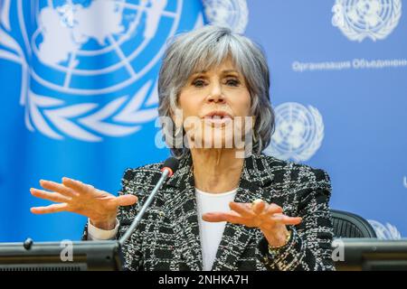 New York, Estados Unidos. 21. Februar 2023. Jane Fonda, Schauspielerin und Aktivistin, spricht vor der Presse über die Erwartungen an den neuen Vertrag über die hohe See am UN-Hauptquartier in New York am Dienstag, 21. (Foto: William Volcov) Kredit: Brazil Photo Press/Alamy Live News Stockfoto