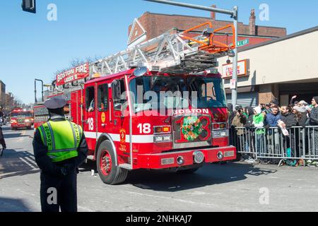 Feuerwehrauto bei der Saint Patrick's Day Parade in Boston, Massachusetts, MA, USA. Stockfoto