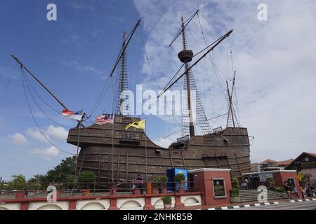 Das Schifffahrtsmuseum in Malakka wurde als Nachbildung des portugiesischen Schiffs Flor De La Mar erbaut. Stockfoto