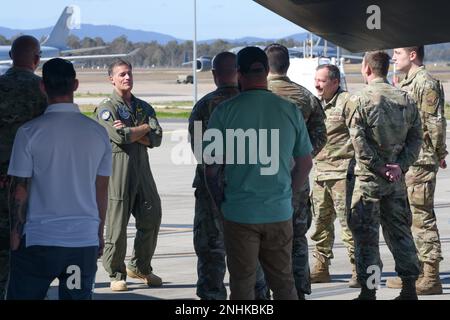 USA Navy ADM. John C. Aquilino, Kommandeur der USA Indo-Pacific Command, Besuche mit Flugzeugen der Bombenflügel 131. und 509. während eines Besuchs der B-2 Spirit Bomber Task Force auf dem Royal Australian Air Force Base Amberley, Australien, Juli 30. Das Bomberflugzeug wurde im Rahmen eines Rotations-BTF eingesetzt und unterstützte die Initiative für verstärkte Zusammenarbeit der Luftwaffe im Rahmen des Force-Posture-Abkommens zwischen den Vereinigten Staaten und Australien. Die BTF wird gemeinsam mit den Alliierten und Partnern Schulungen und Missionen durchführen, um ein freies und offenes Indo-Pacific zu unterstützen. Stockfoto