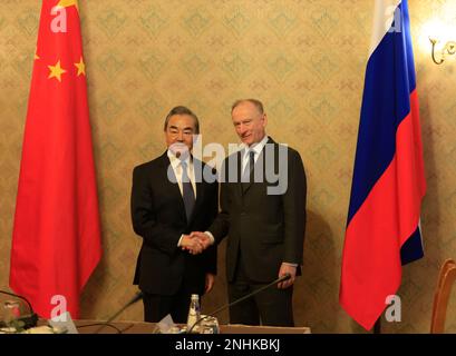 Moskau, Russland. 21. Februar 2023. Wang Yi (L), Mitglied des Politischen Büros des Zentralkomitees der Kommunistischen Partei Chinas (CPC) und Direktor des Büros der Kommission für auswärtige Angelegenheiten des CPC-Zentralkomitees, schüttelt sich die Hand mit Nikolai Patrushev, Sekretär des Sicherheitsrates der Russischen Föderation, in Moskau, Russland, Am 21. Februar 2023. Wang führte Gespräche mit Patruschew, da sie den Mechanismus der strategischen Sicherheitskonsultation zwischen China und Russland leiteten. Kredit: Tian Bing/Xinhua/Alamy Live News Stockfoto