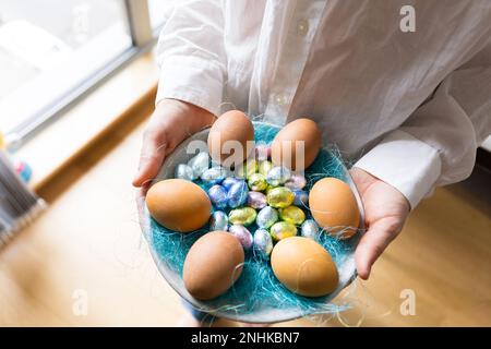 ostereier in den Händen einer Frau Stockfoto