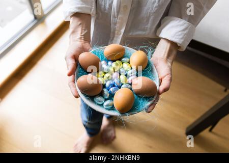 ostereier in den Händen einer Frau Stockfoto