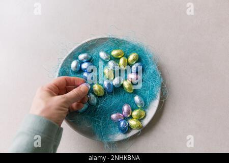 Ostern Mini Schokoladeneier auf einem Teller Stockfoto