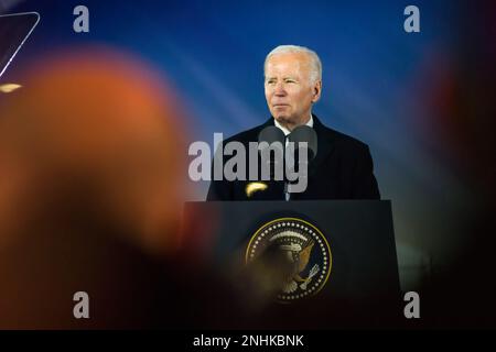 Warschau, Polen. 21. Februar 2023. USA Präsident Joe Biden hält eine Rede in den königlichen Schlossgärten in Warschau. Einen Tag nach seinem geheimen Besuch in Kiew besuchte Präsident Biden die Hauptstadt von Polen vor dem einjährigen Jahrestag der russischen Invasion der Ukraine und hielt eine große Rede vor der polnischen Nation in den Gärten der Königlichen Burg in Warschau. ìI kann berichten: Kiew ist stark. Kiew ist stolz. Er steht hoch und, was am wichtigsten ist, frei.î, Joe Biden bemerkte den Beifall von 30.000 Zuschauern, die polnische, amerikanische und ukrainische Flaggen schwingen. Kredit: SOPA Images Limited/Alamy Live News Stockfoto